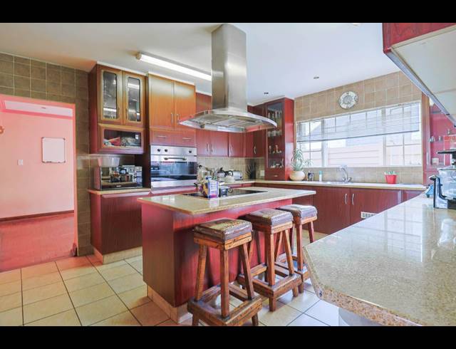 6 BEDROOM FREEHOLD FOR SALE IN BRACKENDOWNS